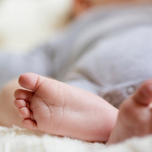 Welt-Sensation: Baby kommt mit Spirale in der Hand zur Welt