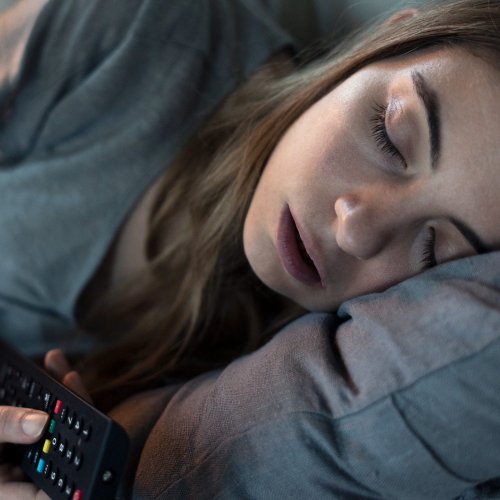Ärzte warnen: Aus DIESEM Grund solltest du niemals vor dem Fernseher einschlafen!