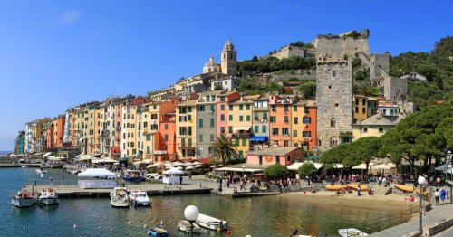 Ce joyau coloré de la Riviera italienne est adulé des touristes aimant les villages pittoresques au bord de l'eau