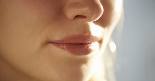Rides autour des lèvres : l'astuce pour les atténuer sans chirurgie ni médecine esthétique