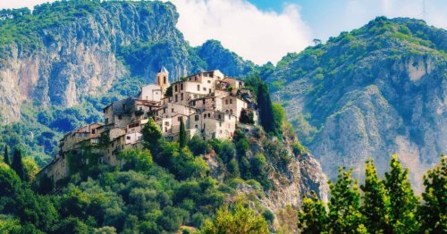 A seulement 13 km de Nice, ce village médiéval méconnu et au milieu des Alpes-Maritimes offre une vue impressionnante