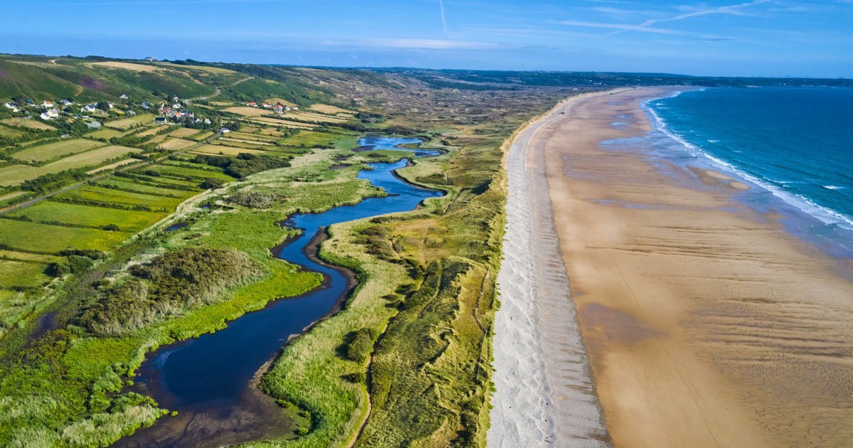 En Normandie, cette plage offre une eau limpide qui invite à la baignade (presque) toute l'année