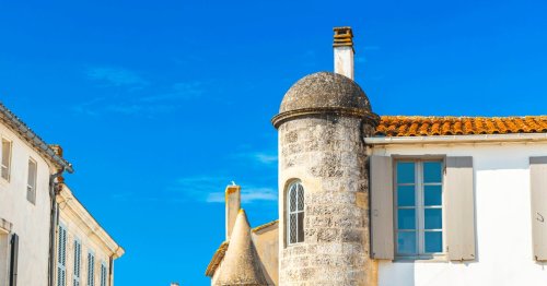 Avec ses jolies maisons blanches, ce village français va vous rappeler les plus belles îles grecques