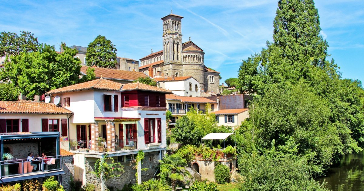Près de Nantes, quel est ce village que l’on surnomme « la petite Toscane » de Loire-Atlantique ?