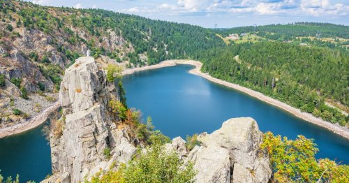 Au coeur des Vosges, ce lac glaciaire possède une eau limpide et une particularité à couper le souffle