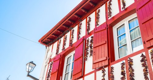Ce village du Pays Basque aux rues pittoresques a tiré sa renommée de la culture d’une épice