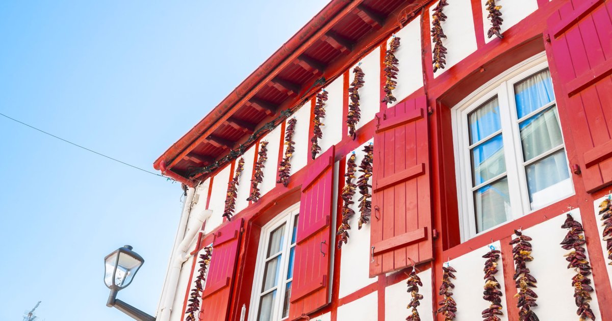 Ce village du Pays Basque aux rues pittoresques a tiré sa renommée de la culture d’une épice
