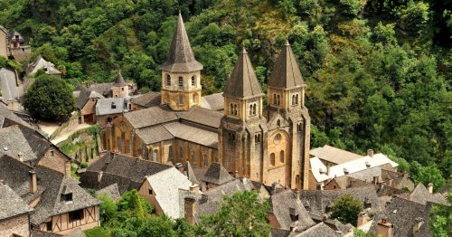 Présent au classement des « Plus Beaux Villages de France », ce village de l'Aveyron vous en mettra forcément plein les yeux