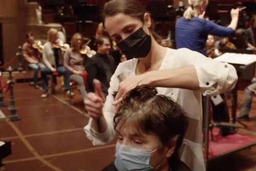 Vidéo. Pour les théâtres néerlandais, salons de coiffure d’un soir, la coupe est pleine