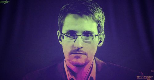 Exil. Edward Snowden reçoit un passeport, après avoir juré allégeance à la Russie