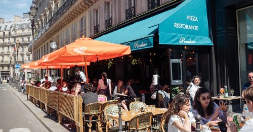 Vu du Royaume-Uni. À Paris, la “guerre des terrasses” fait rage