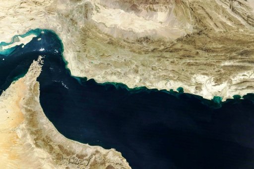 Depuis le début du conflit au Moyen-Orient, l'Iran impose un quasi-blocus du détroit d'Ormuz, tout en affirmant laisser passer les "navires non hostiles". Une entrave au trafic maritime qui interroge sur la légalité de ses actions dans ces eaux stratégiques pour le transport d'hydrocrabures. Explications.