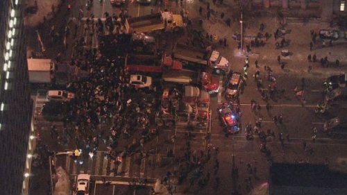 Huge crowd of protesters hold anti-mandate demonstration in Toronto; 1 person arrested