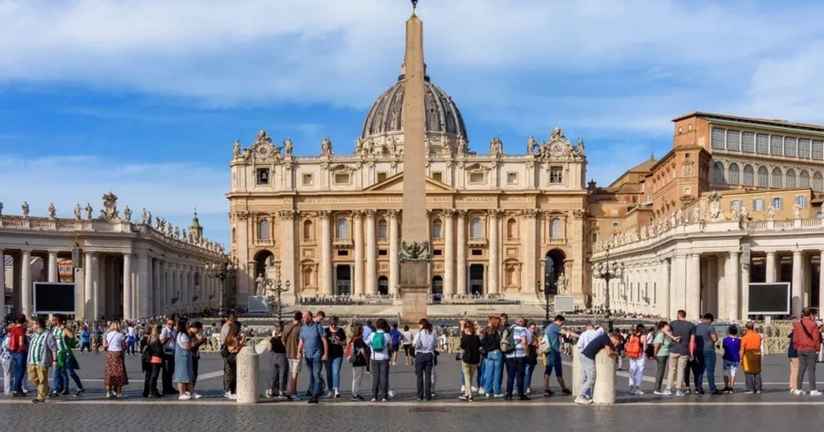 Do’s and Don’ts for Travelers in Italy - cover