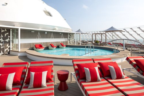 Bei Celebrity Cruises dürfen Gäste am Ausschiffungstag später auschecken