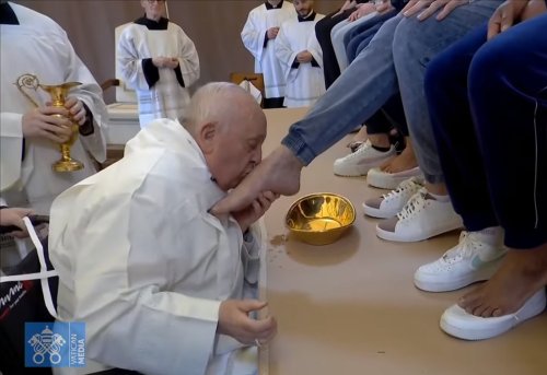 Pope washes the feet of 12 women during Holy Thursday Mass