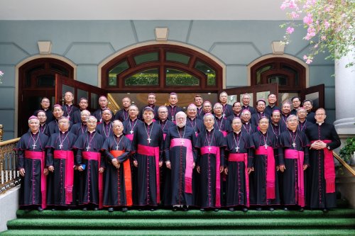 Top Vatican aide closes Vietnam visit, stresses joy to seminarians