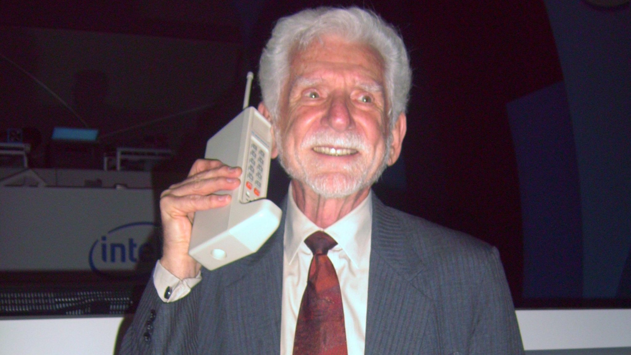 Primeira ligação de celular foi feita há 50 anos com Motorola de R$ 58 mil