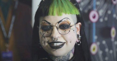 Gothic mom gets extreme makeover and the results are stunning