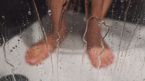 The important reason no one should ever pee in the shower—especially moms