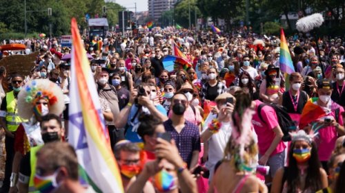 Thousands march and dance for LGBTQ2S+ rights at Berlin parade