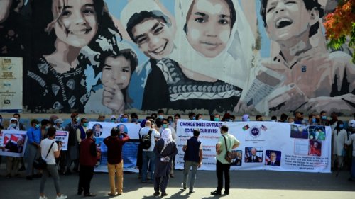 First flight of Afghan refugees who helped CAF arrives in Canada