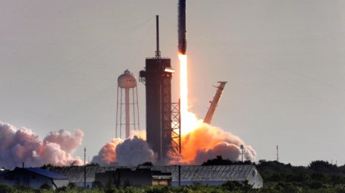 SpaceX looks to expand internet service with more than 700 Starlink satellites