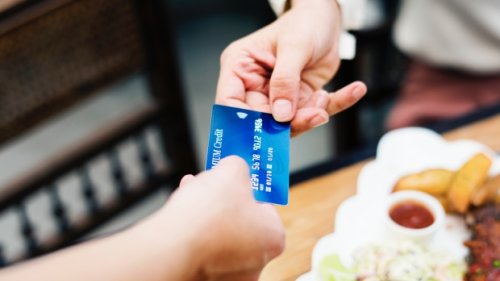 Canadians switching to no annual fee credit cards to save money: survey