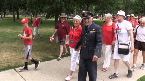 'Walk of Gratitude': 100-year-old Veteran in London, Ont. completes 100 mile walk for homeless vets