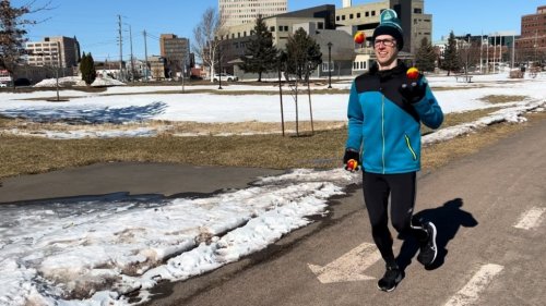 Moncton man chases world record in juggling while running a marathon