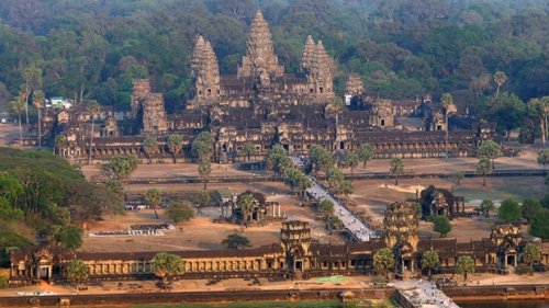 Archeologists find large statue buried at Angkor Wat temple