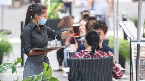 here-s-what-the-average-restaurant-tip-percentage-is-across-canada