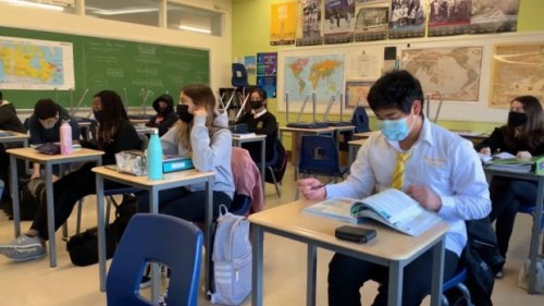 Students choosing fifth year 'victory lap' of high school as pandemic interrupts learning
