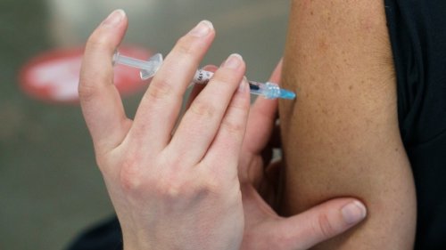 More COVID-19 vaccine walk-in clinics operating in Montreal