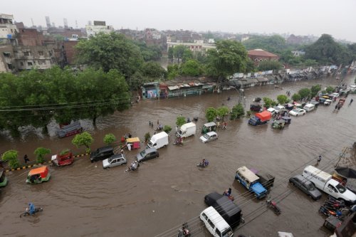Traffic accident in heavy rain in Pakistan leaves 13 dead