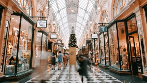 Canadians plan to spend more on holiday shopping this year, survey finds