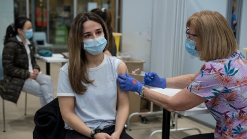 Companies entice vaccinated Canadians with freebies, discounts