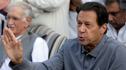 Pakistan's defiant ex-premier calls for march on Islamabad