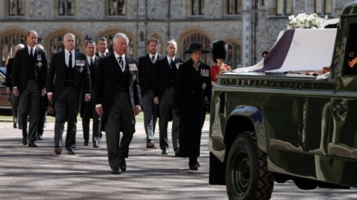 Queen Elizabeth stands alone to bid farewell to her 'strength' Philip