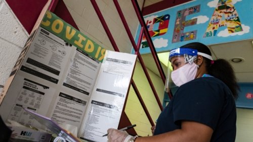 COVID-19 outbreaks declared at two Toronto elementary schools as boards report more than 100 new cases