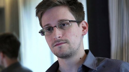 Vladimir Putin grants Russian citizenship to U.S. whistleblower Snowden