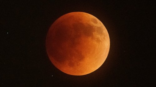 Total lunar eclipse creates dazzling 'blood moon'