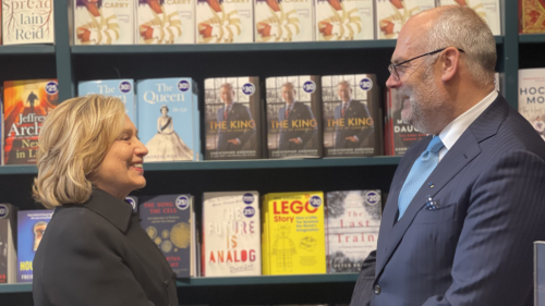 Hillary Clinton runs into Estonian president while shopping at Toronto bookstore