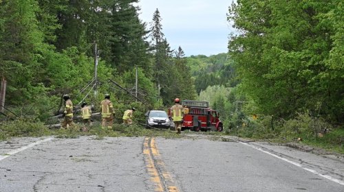 Hundreds of thousands of Quebec homes still without power after weekend storm