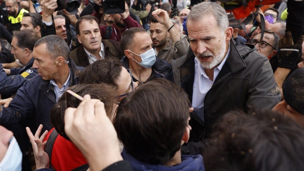 Flood Survivors Pelt Spain's Royals With Mud And Premier Is Evacuated ...