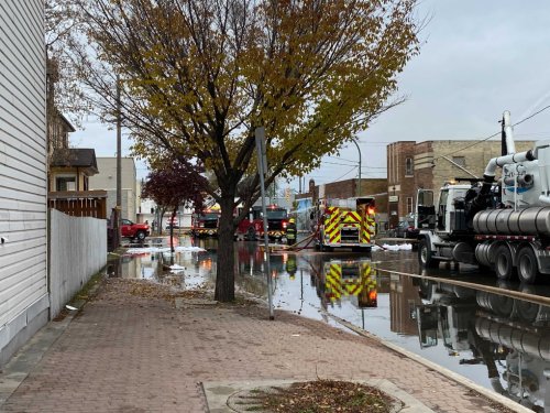 Firefighter injured battling Main Street building fire