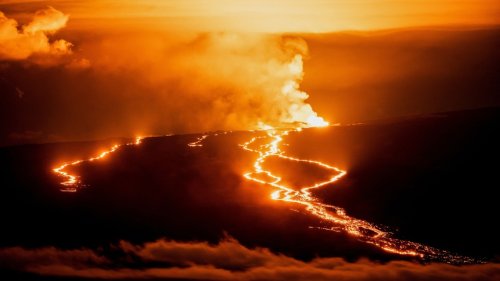 Why Hawaii probably won't stop lava from Mauna Loa from reaching the highway