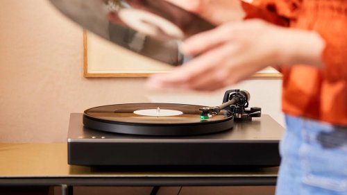 Got vinyl? New turntable streams high-quality sound over Bluetooth.