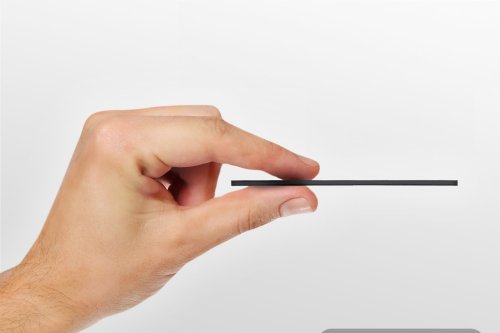 This credit card-size AirTag alternative fits perfectly in your wallet