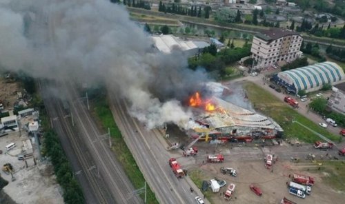 Kocaeli'de market deposundaki yangına müdahale ediliyor